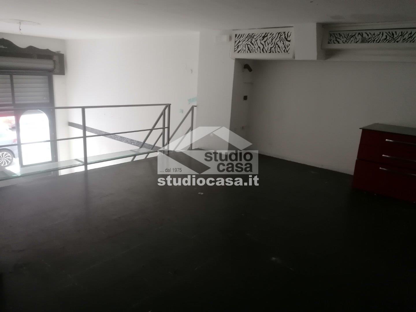 Magazzino in affitto a Crotone