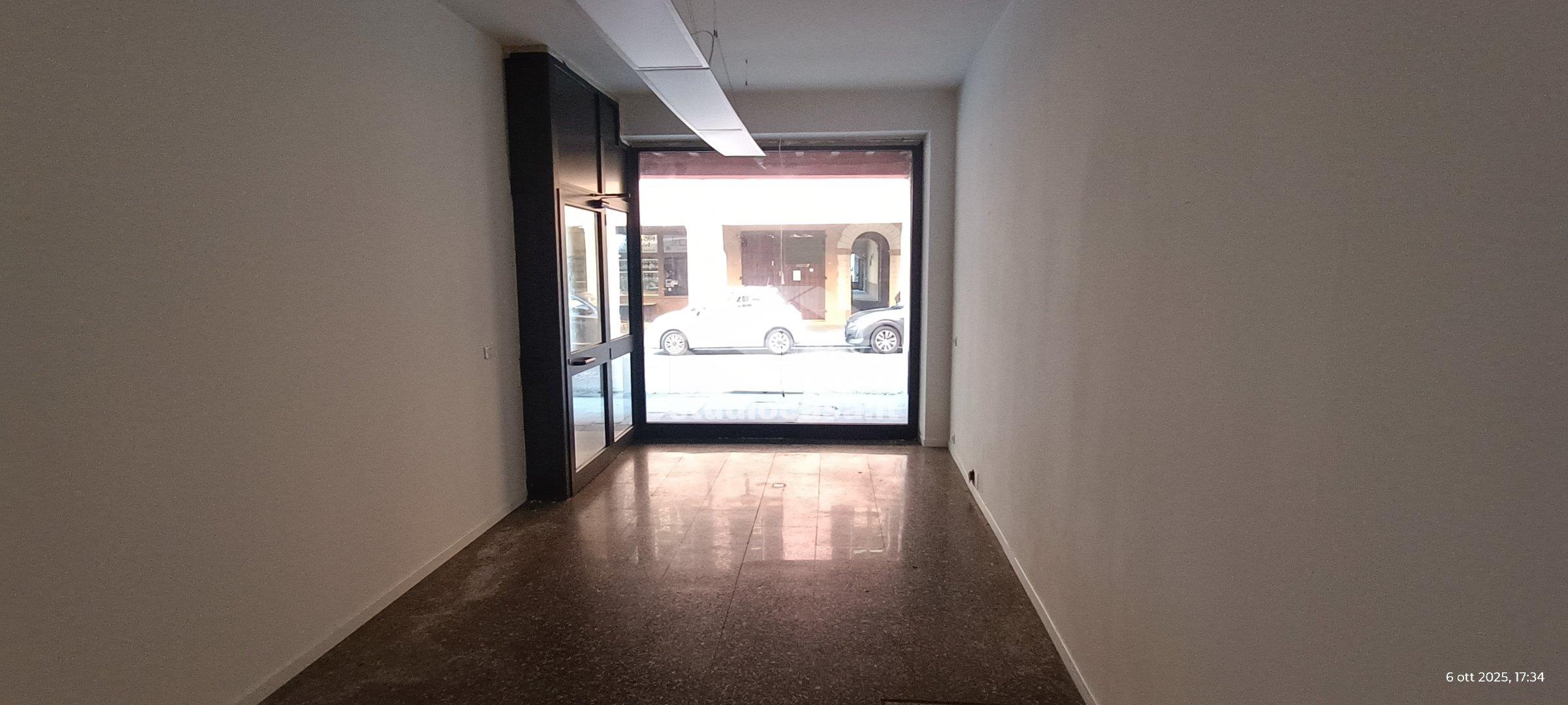 Negozio in affitto a Castelleone