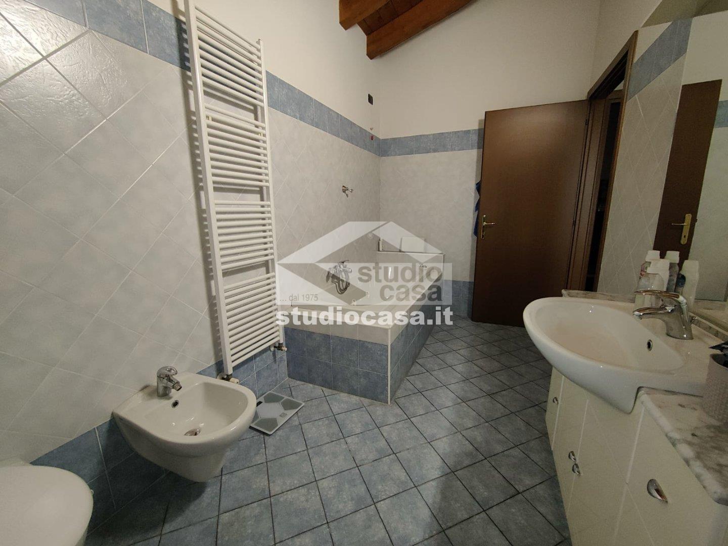 Villa Bifamiliare in vendita a Casaletto Ceredano