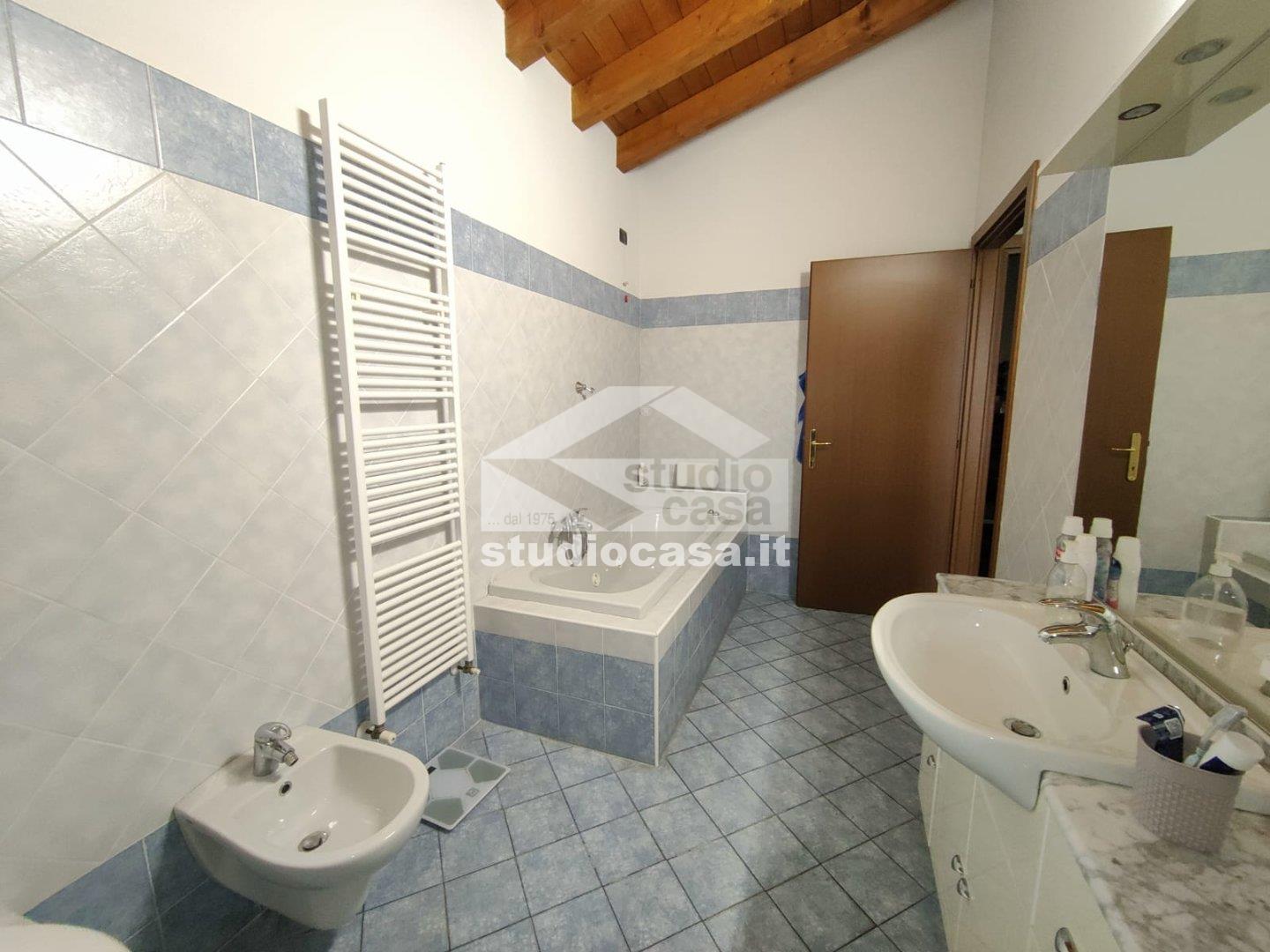 Villa Bifamiliare in vendita a Casaletto Ceredano