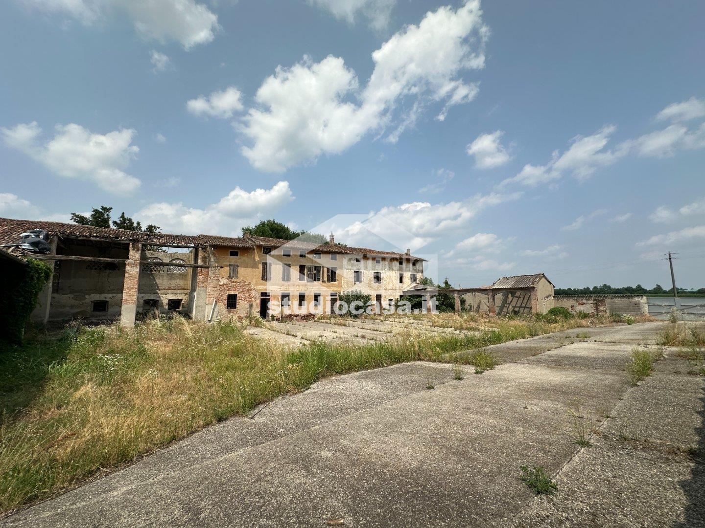 Cascina in vendita a Castelleone