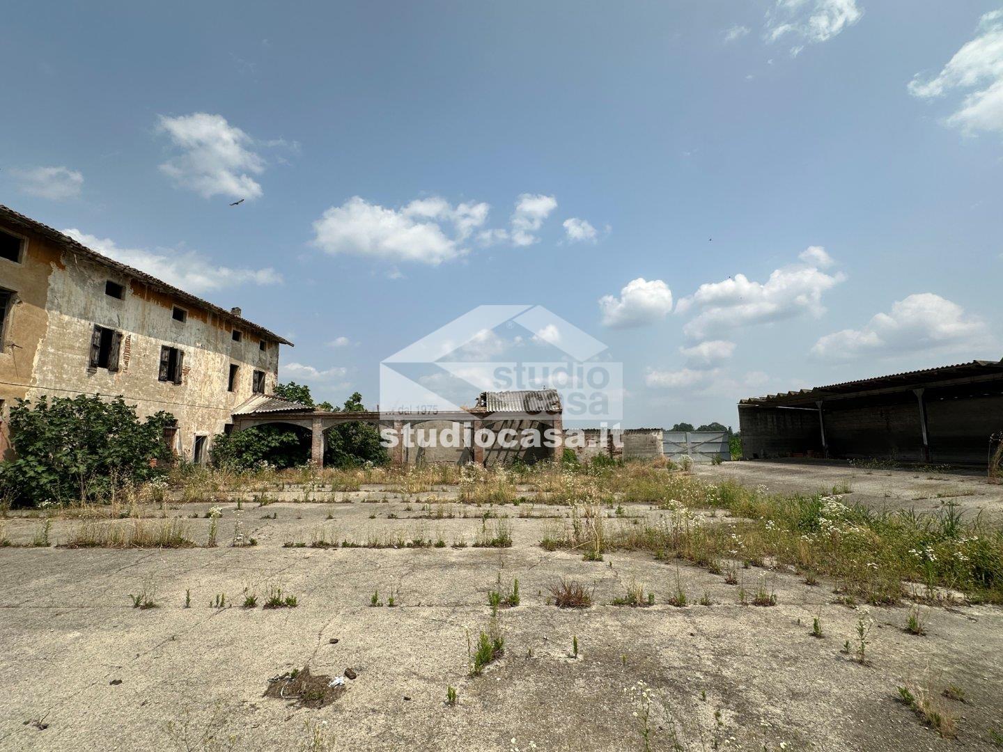 Cascina in vendita a Castelleone