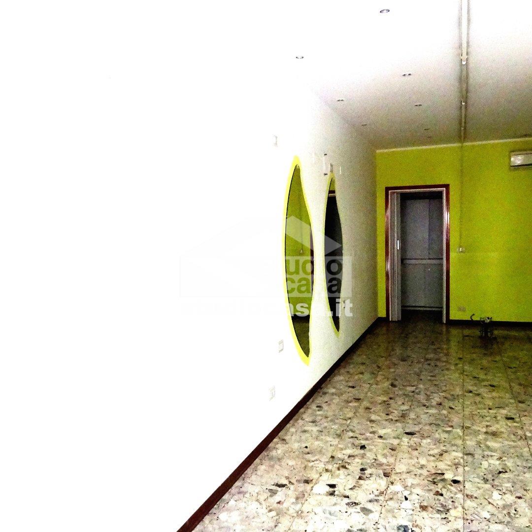 Negozio in affitto a Cremona