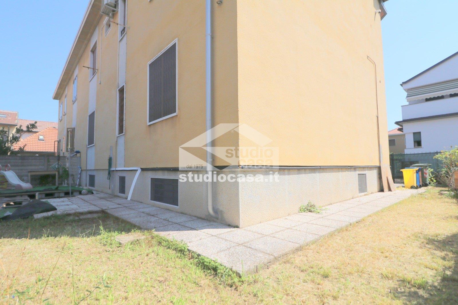 Casa Plurifamiliare in vendita a Rho