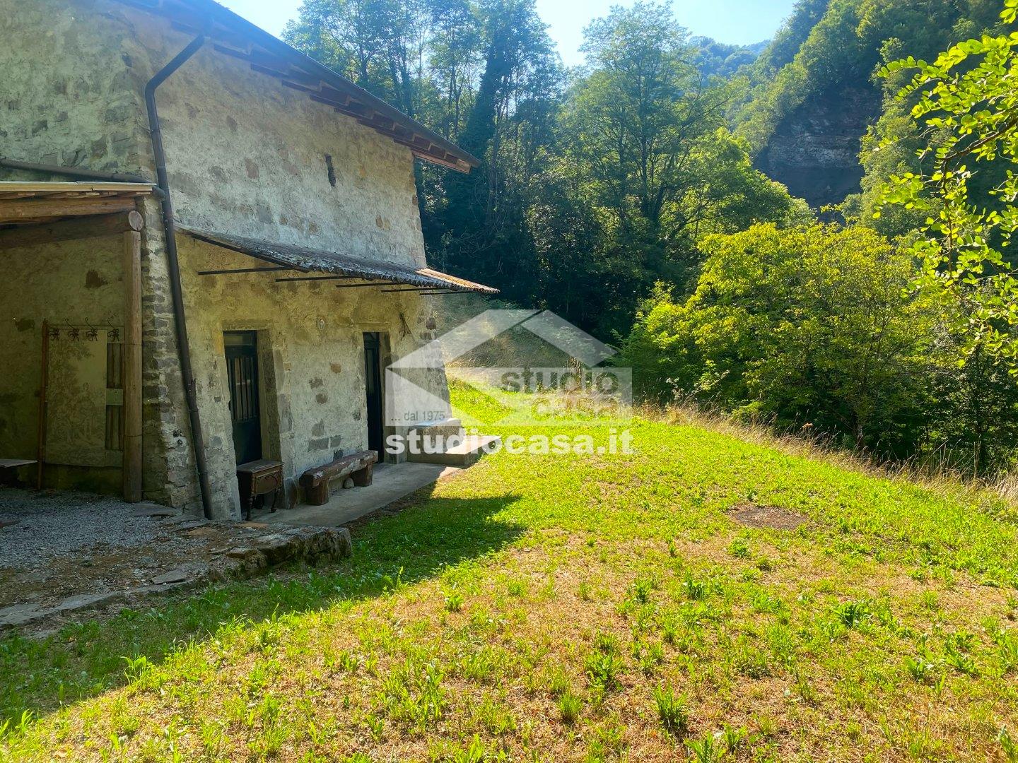Casa Rustica in vendita a Val Brembilla