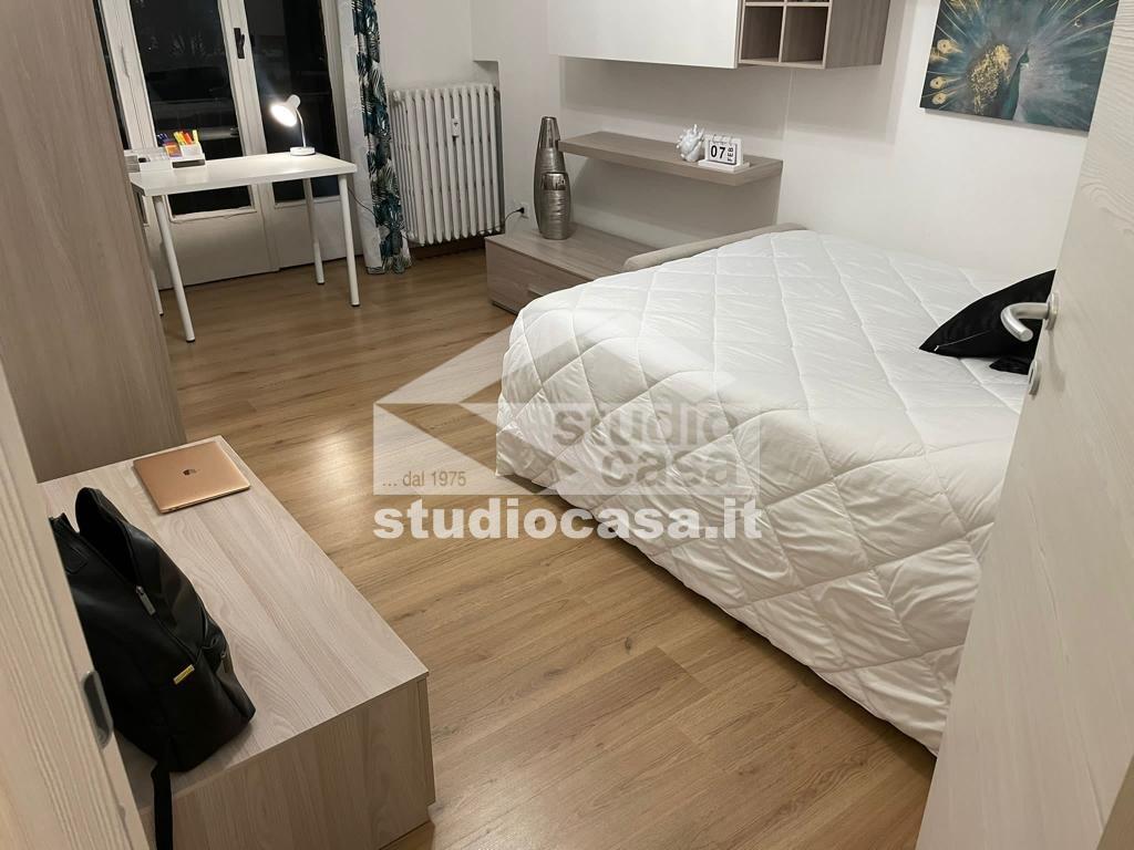 Stanza in Appartamento in affitto a Milano