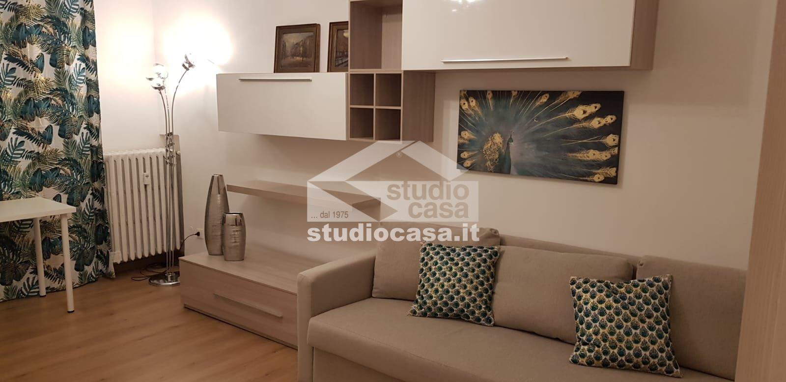 Stanza in Appartamento in affitto a Milano