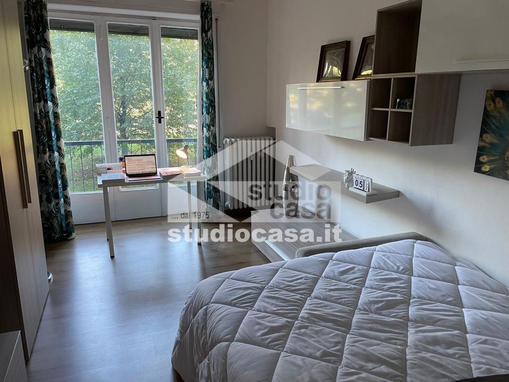 Stanza in Appartamento in affitto a Milano