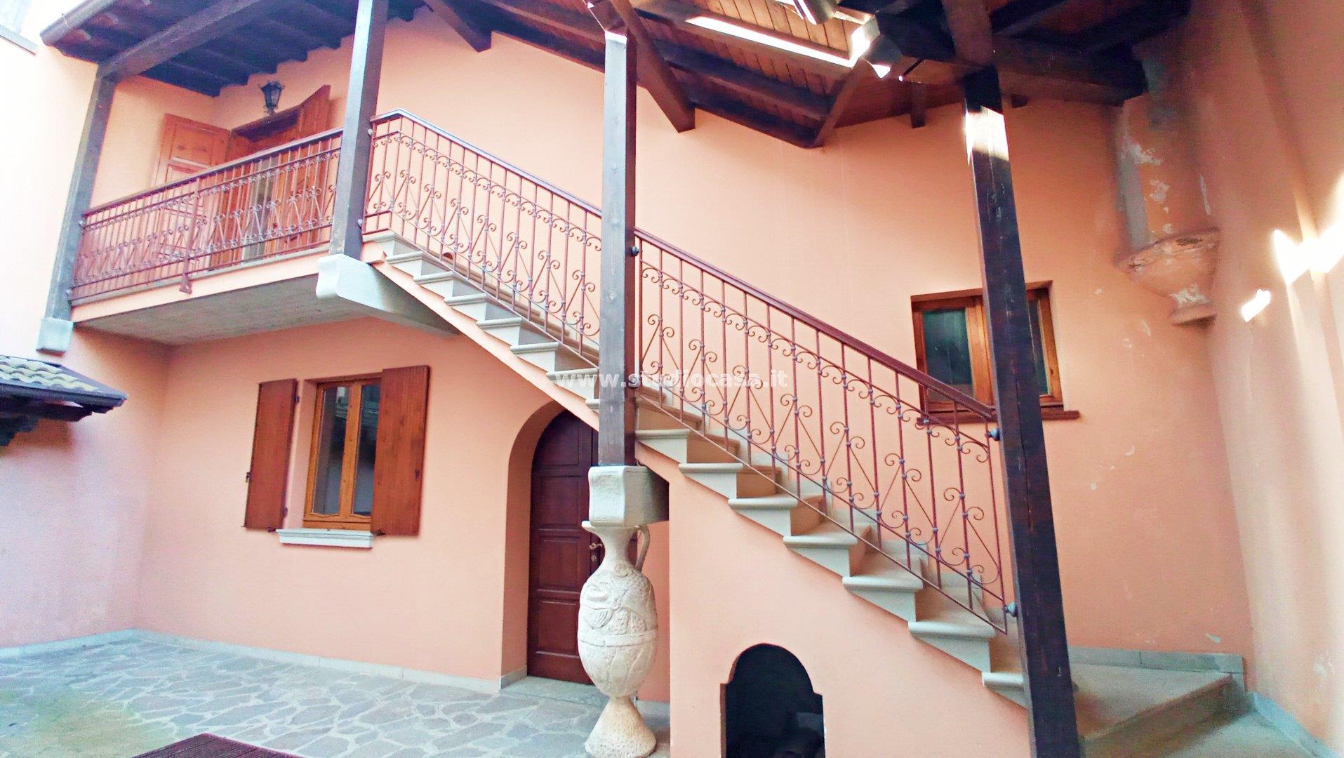 Casa Bifamiliare in vendita a Villa d