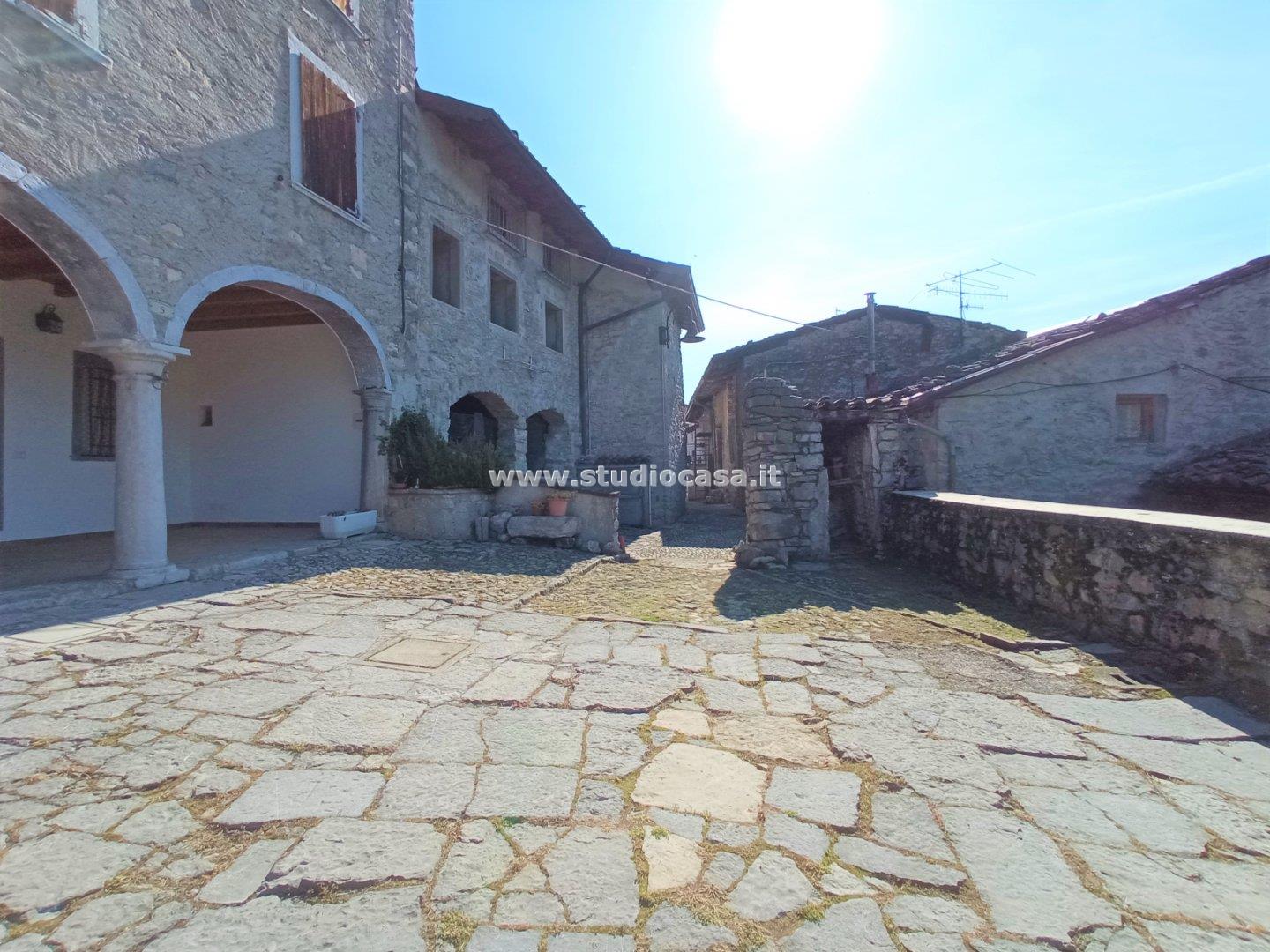 Appartamento in vendita a Gorno