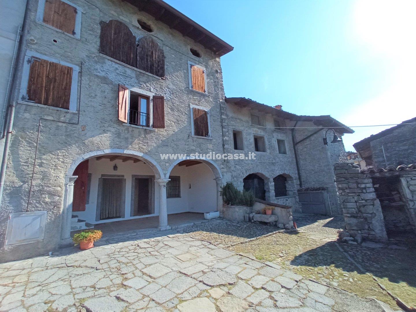 Appartamento in vendita a Gorno