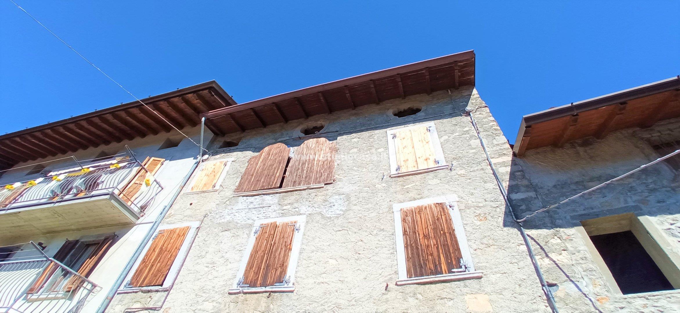 Appartamento in vendita a Gorno