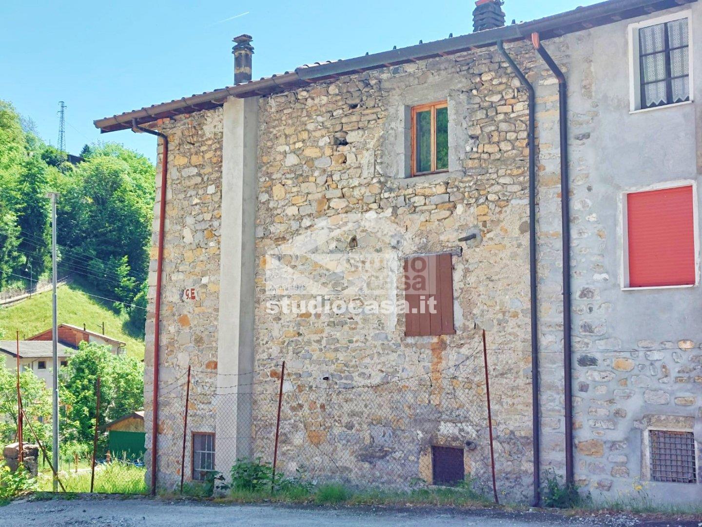 Casa Unifamiliare in vendita a Gorno