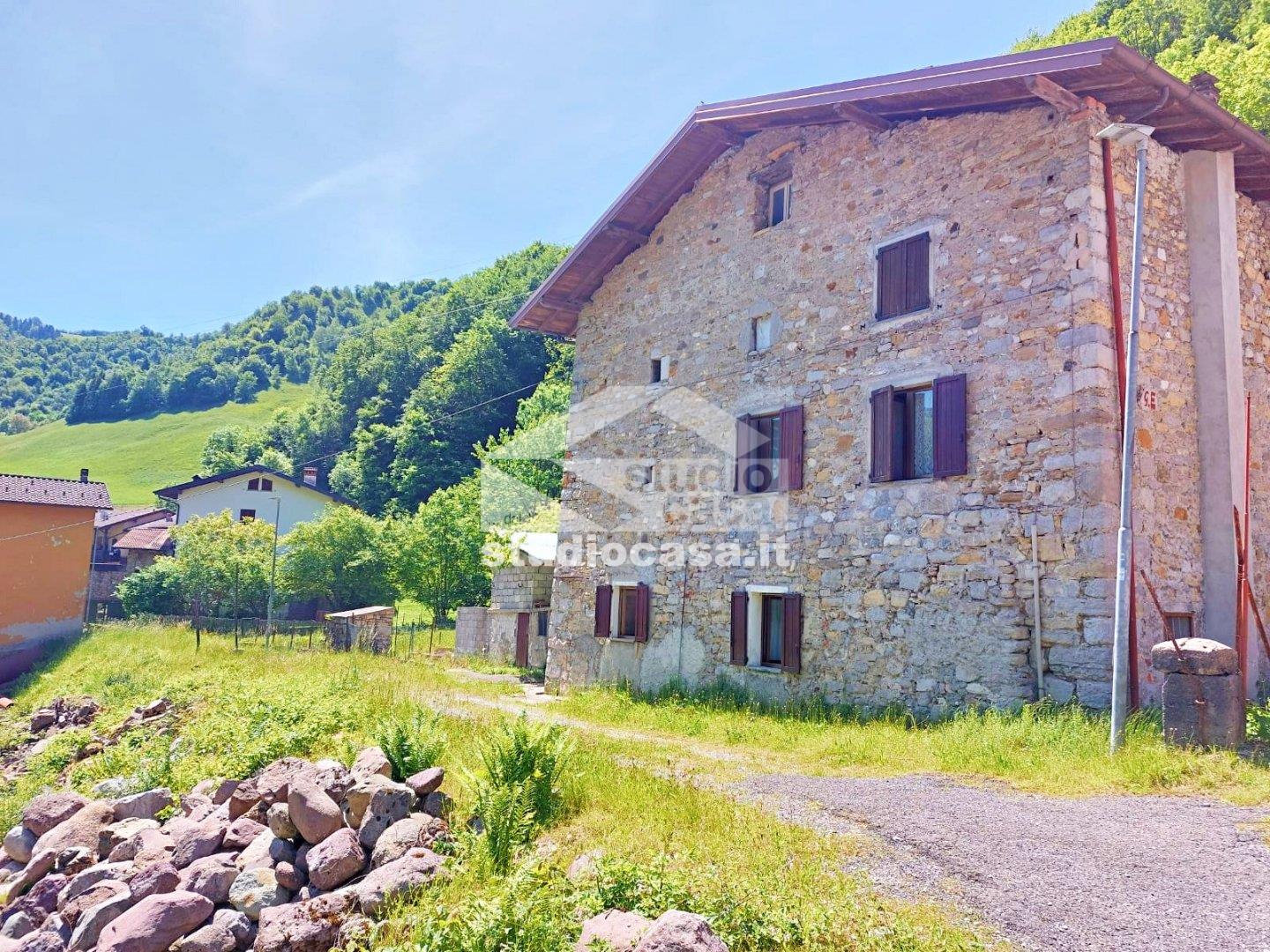 Casa Unifamiliare in vendita a Gorno