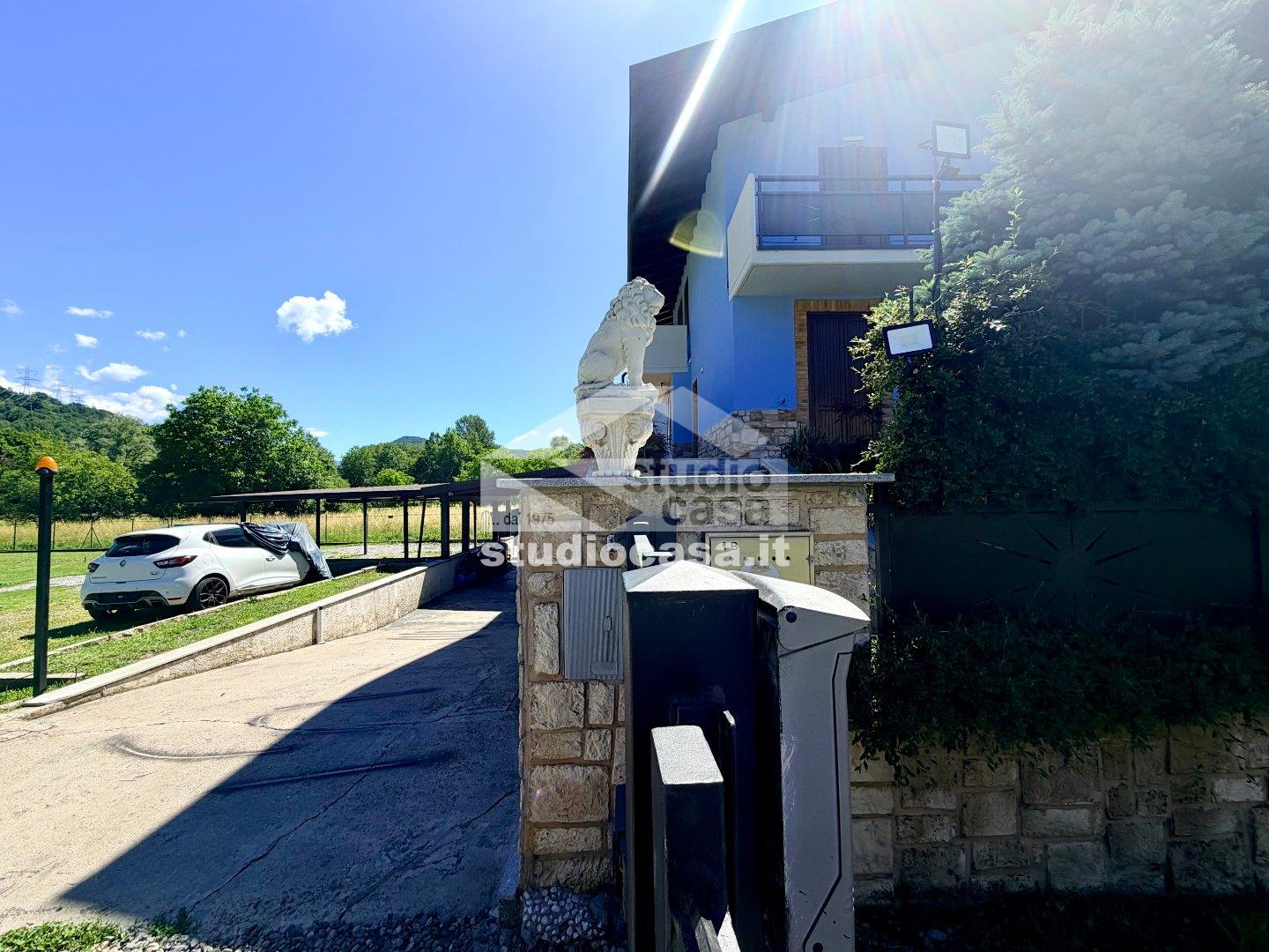 Villa a schiera di testa in vendita a Endine Gaiano
