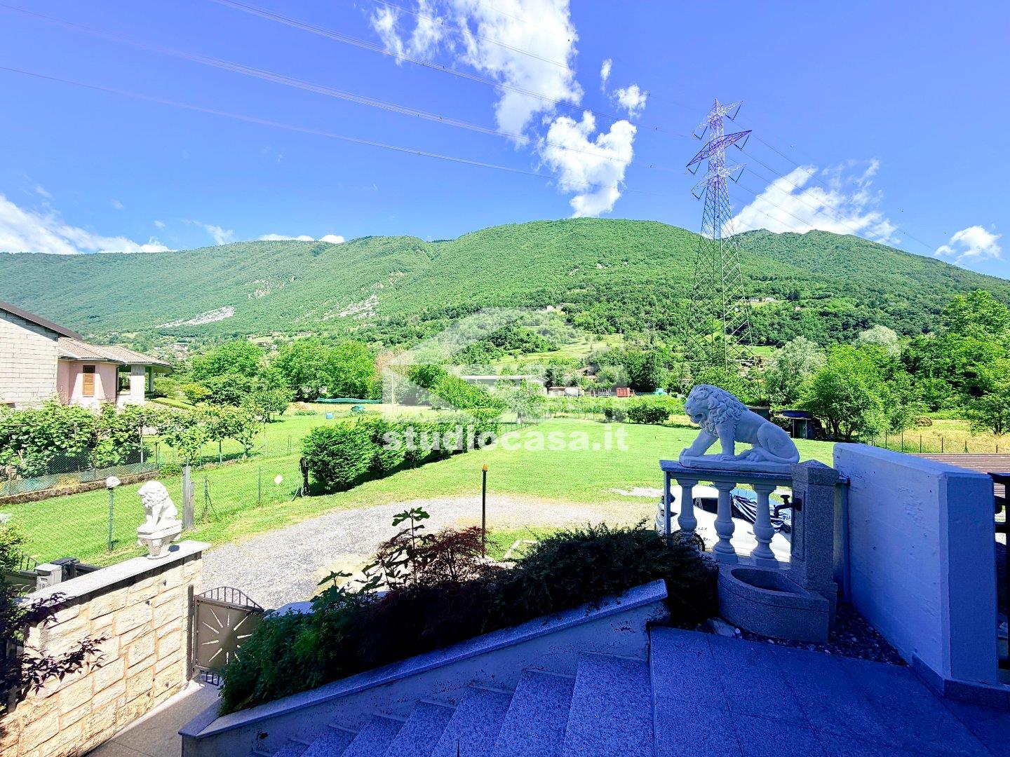 Villa a schiera di testa in vendita a Endine Gaiano