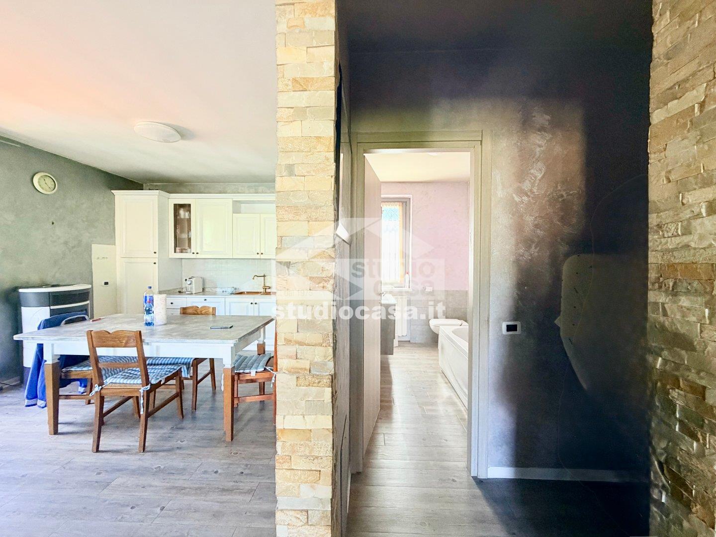 Villa a schiera di testa in vendita a Endine Gaiano