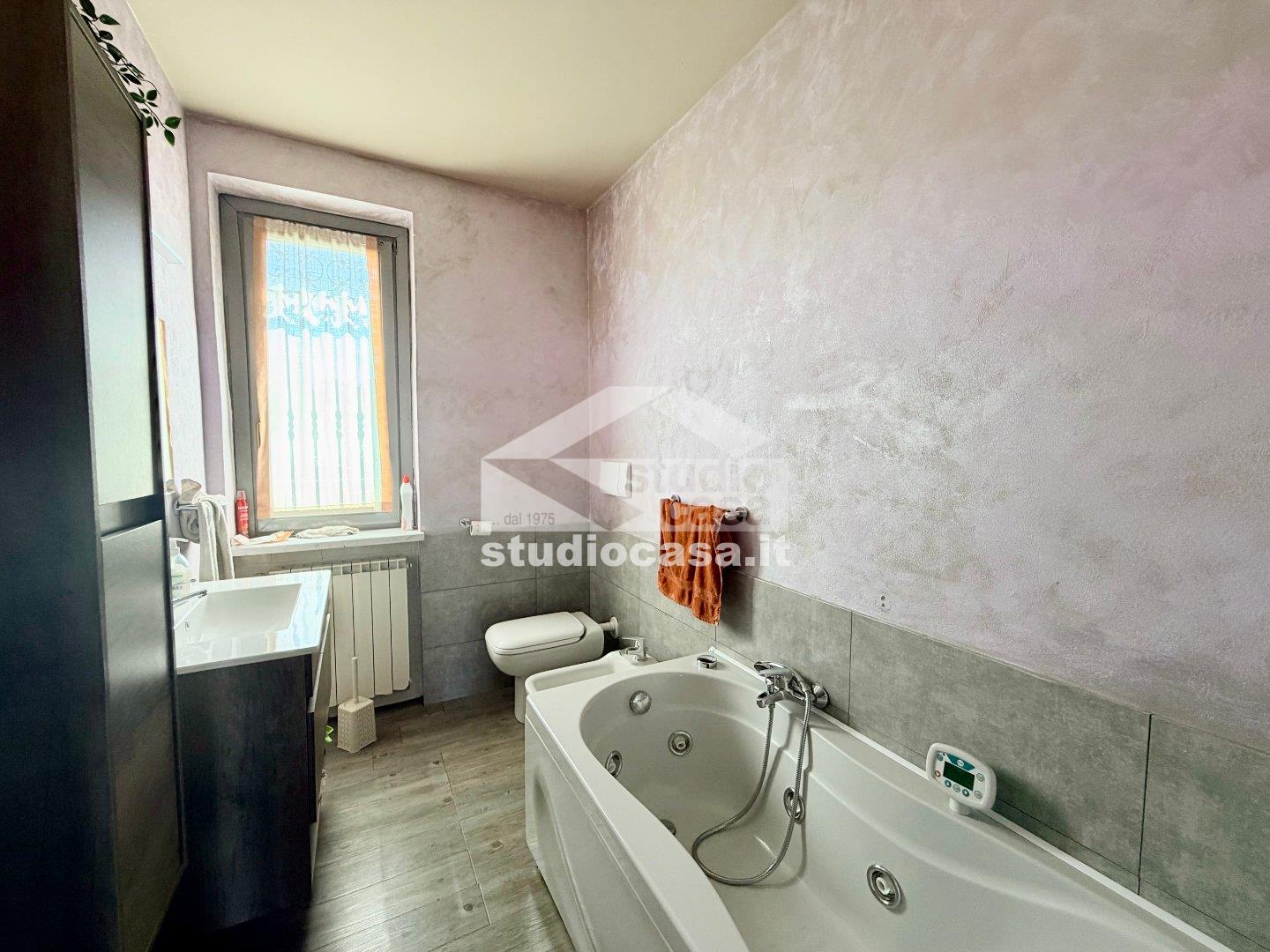 Villa a schiera di testa in vendita a Endine Gaiano