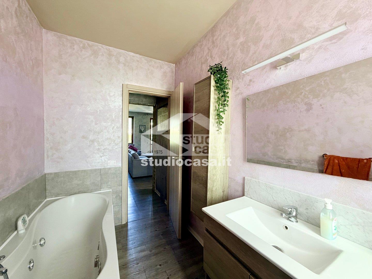 Villa a schiera di testa in vendita a Endine Gaiano