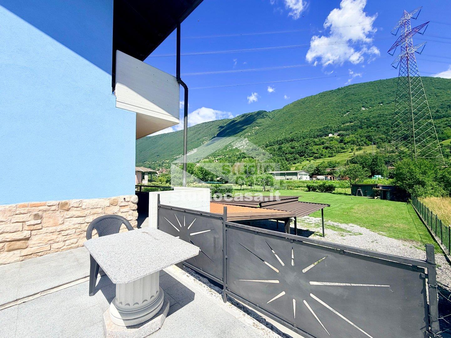 Villa a schiera di testa in vendita a Endine Gaiano