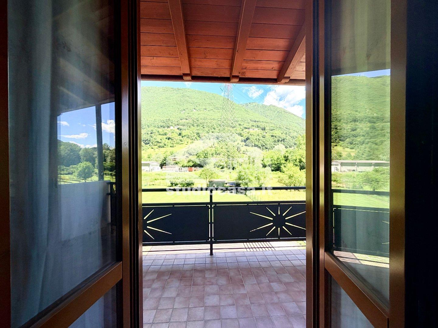 Villa a schiera di testa in vendita a Endine Gaiano