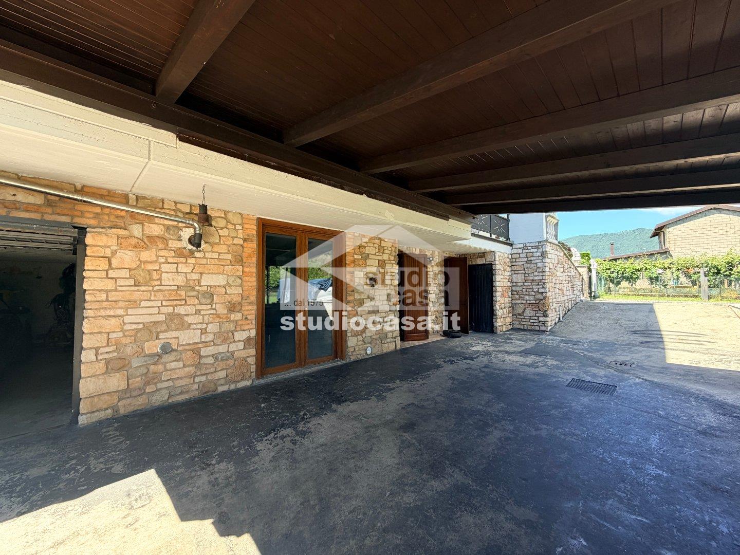 Villa a schiera di testa in vendita a Endine Gaiano