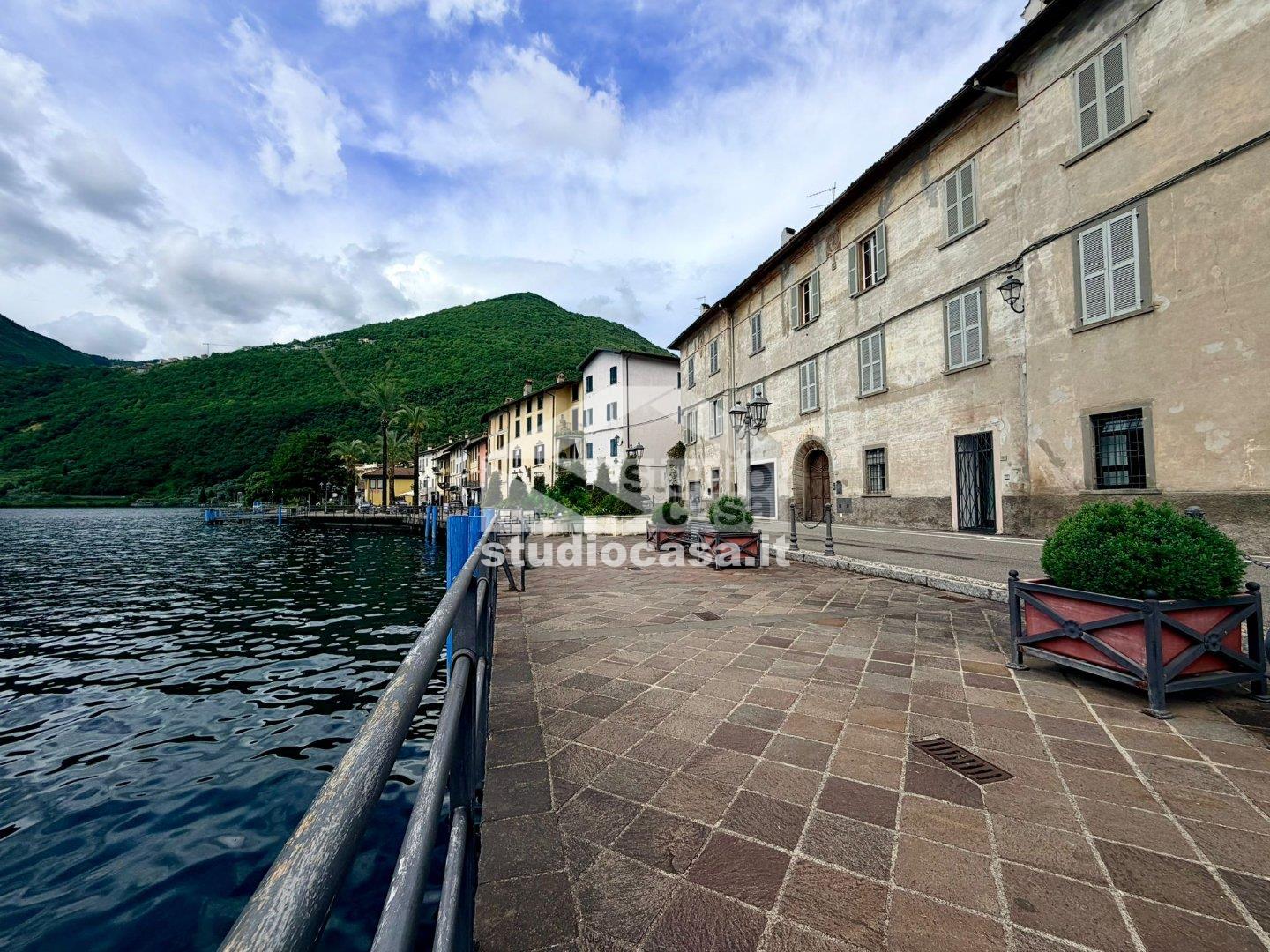 Appartamento in vendita a Riva di Solto