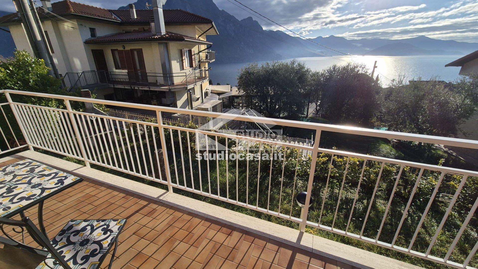 Appartamento in vendita a Riva di Solto