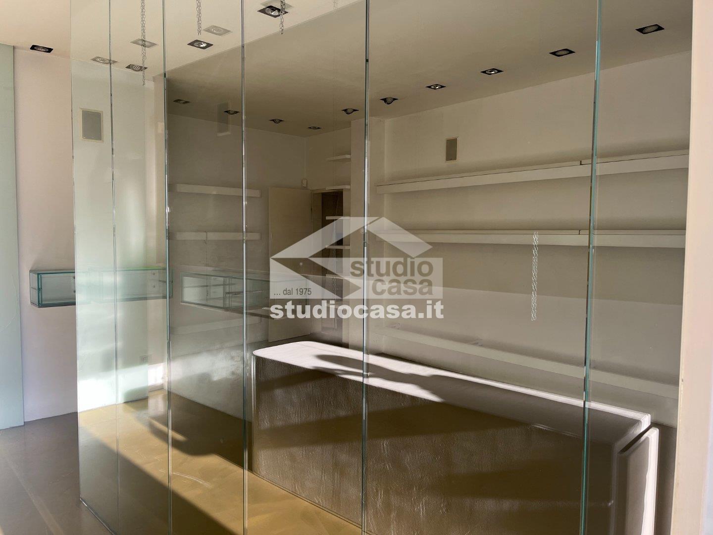 Negozio in affitto a Bergamo