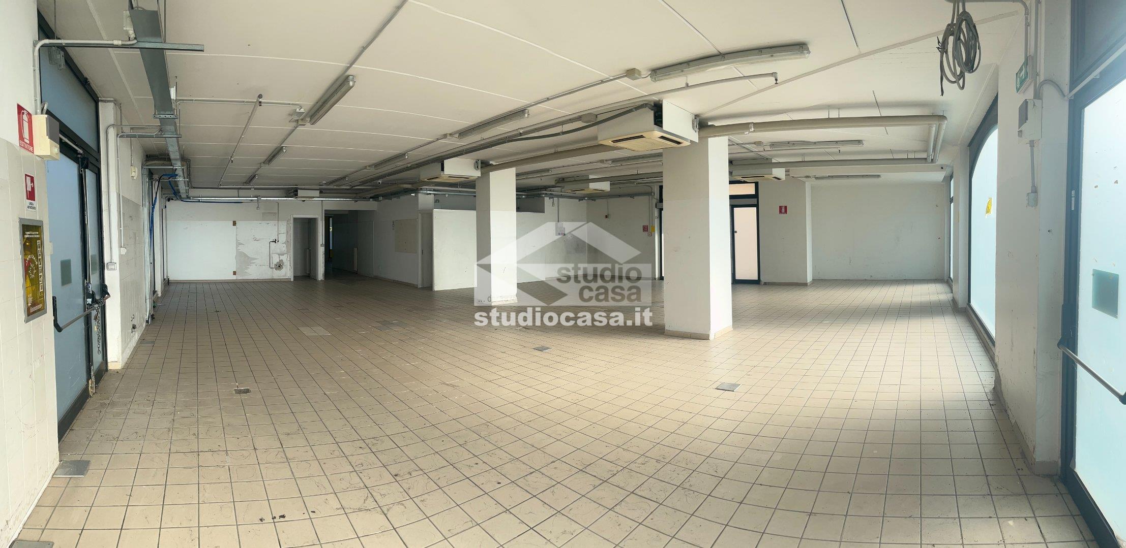 Negozio in vendita a Azzano San Paolo