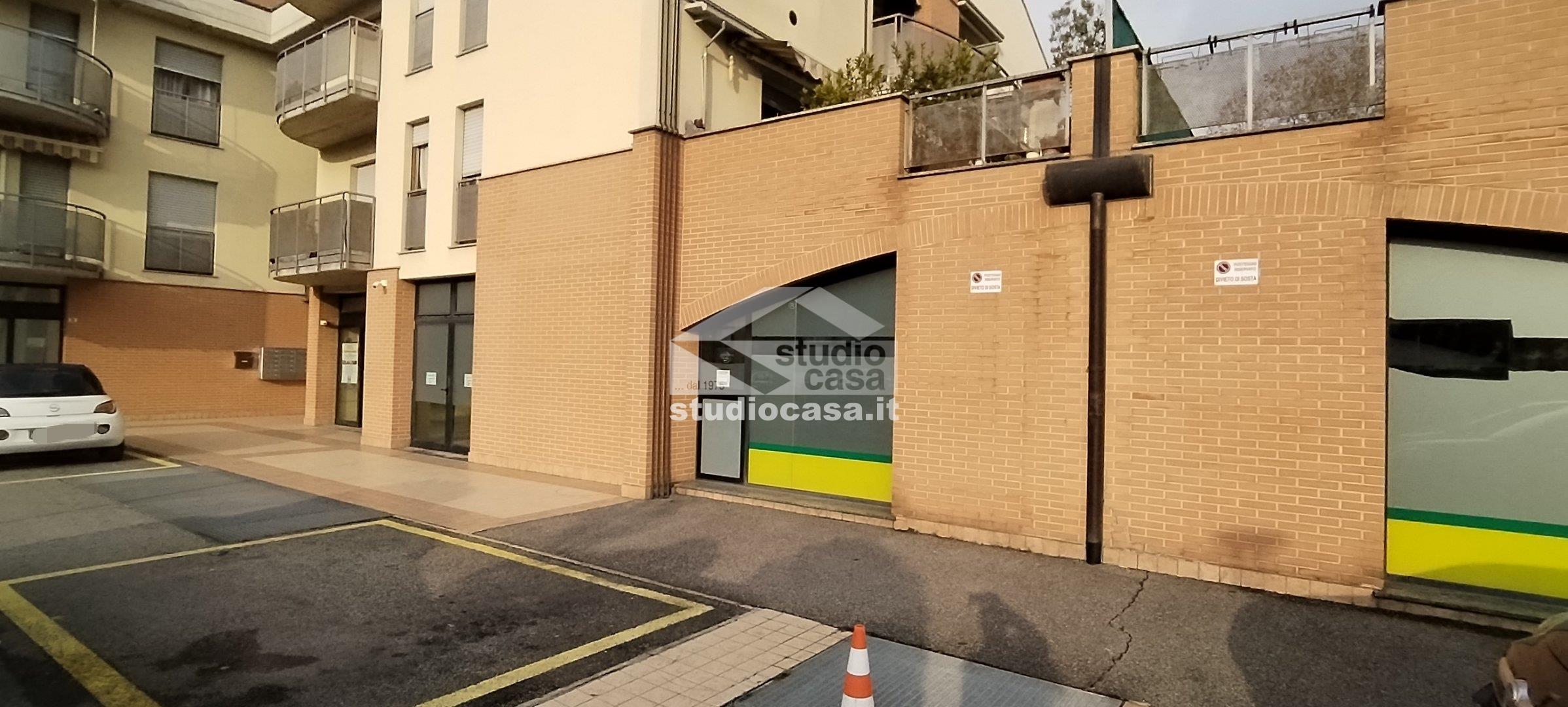 Negozio in vendita a Azzano San Paolo