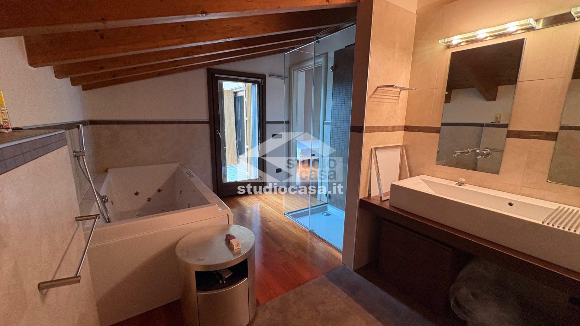 Appartamento in Villa in vendita a Azzano San Paolo