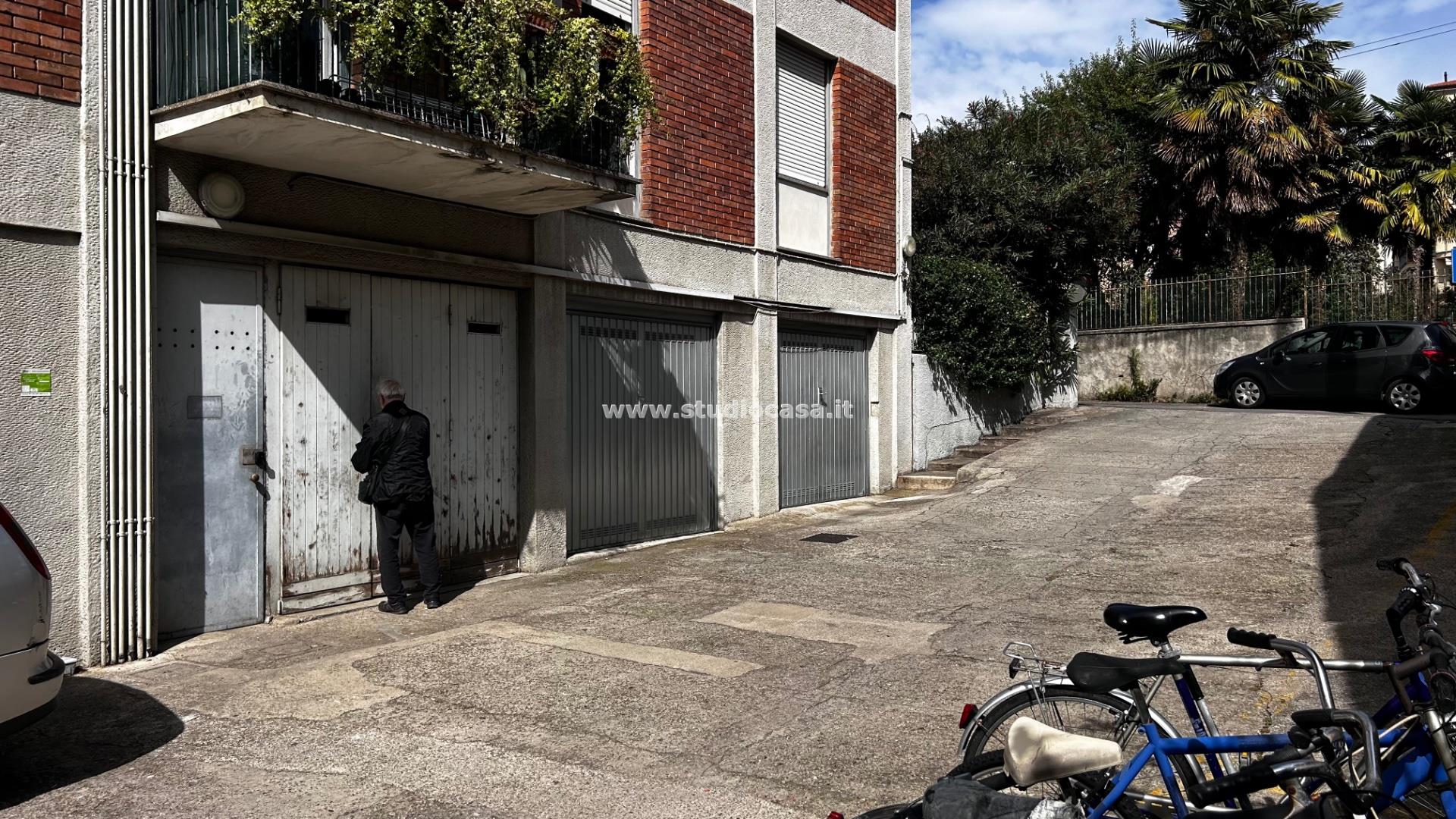 Box / Autorimessa in affitto a Bergamo