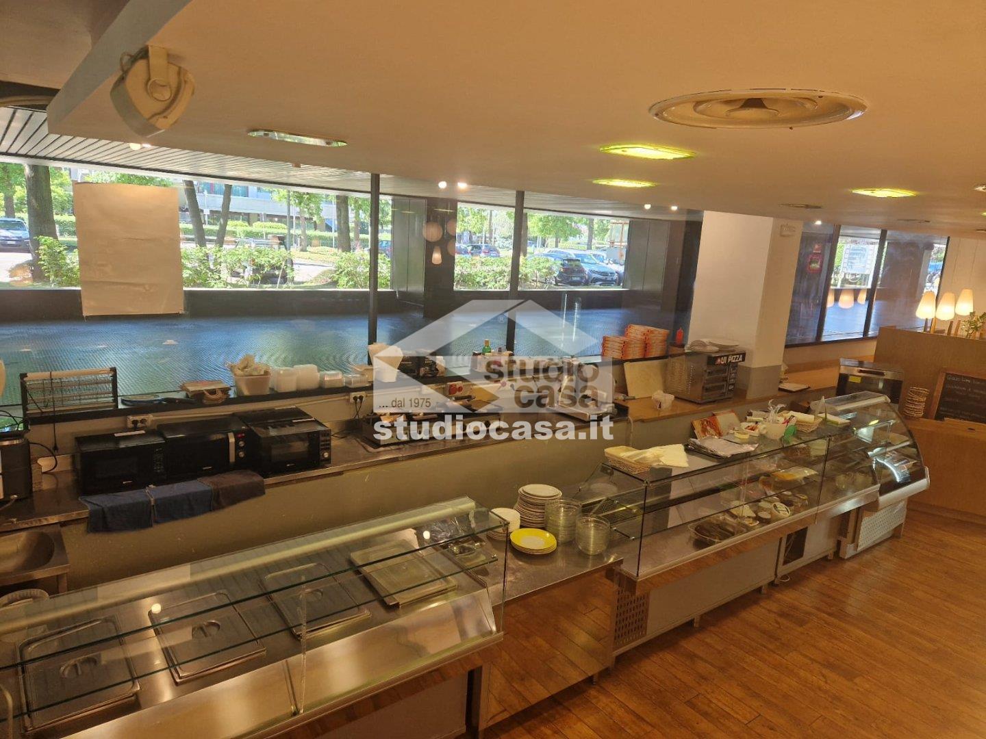 Bar/Pub in vendita a Assago