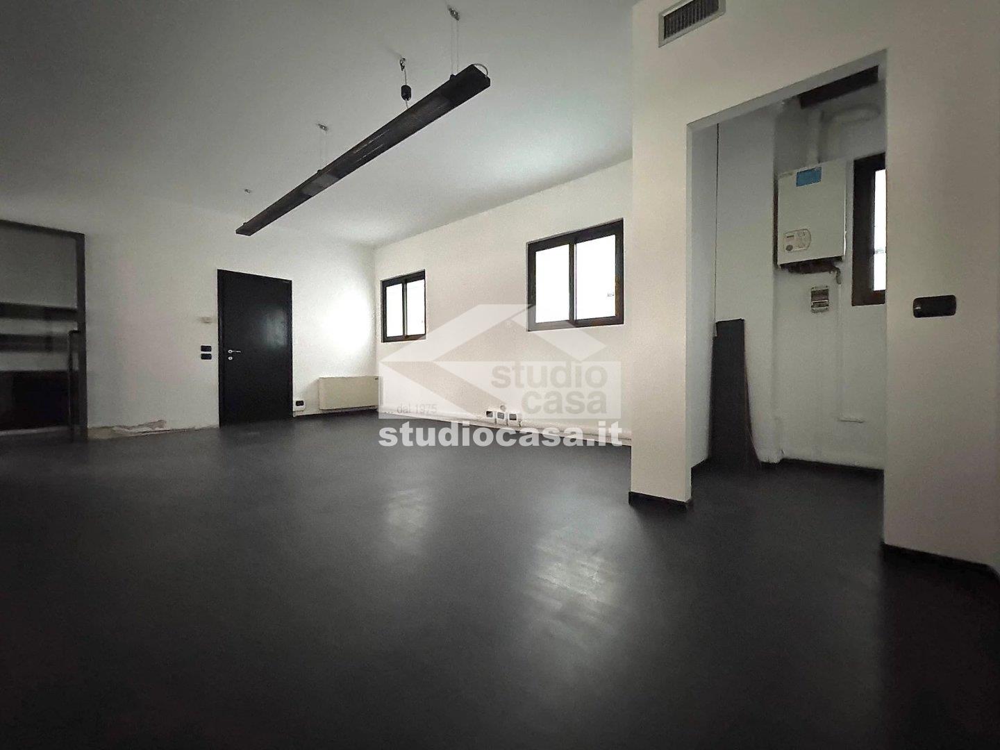 Negozio in vendita a Crema