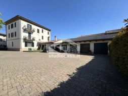 Stabile in vendita a Cumignano sul Naviglio